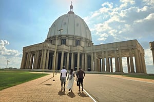 Yamoussoukro: En udflugt mellem basilika, kultur og hellige kaimaner