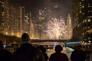 Chicago: Fireworks Cruise with Lake or River Viewing Options