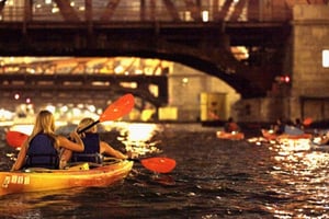 シカゴ：ゴーストとギャングスターのナイトカヤックツアー