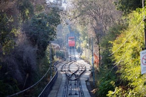 Tour della città di Santiago in bus hop-on hop-off + trasferimento da e per l'aeroporto