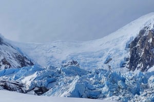 Avventura di trekking sul ghiaccio sul ghiacciaio Calluqueo, Patagonia