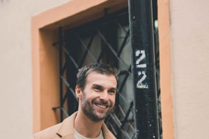 Paris-Londres: the most European neighborhood in Santiago with a Brazilian photographer