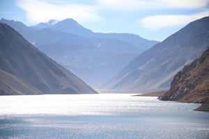Santiago: Hele dag Embalse del Yeso, Casa de Chocolate, picknick & thermale baden
