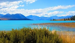 Blick auf das Blaue Himmel Land am Lake Tekapo
