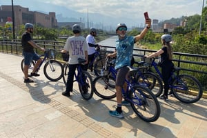 Visite à vélo de Medellín avec collation et bière locale.
