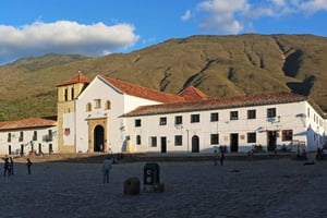 ボゴタ：ヴィラ デ レイバ ラキラ ポソス アズレスなどへのツアー