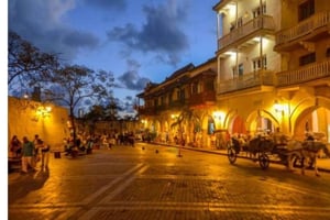 Cartagena à noite: passeio histórico, jantar típico + degustação de doces