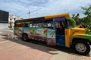 Cartagena: Chiva och båttur med öppen bar och hämtning