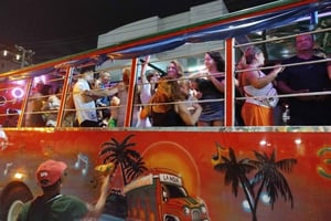 Cartagenassa: Cartagena: Juhlat tyypillisessä bussissa kaupungin läpi