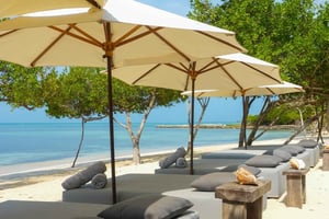 Cartagena: Spend the day at Sabai Beach Club in Baru with a pool and beach!