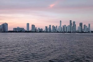 Cartagena: Tour VIP por la bahía al atardecer con barra libre y discoteca.