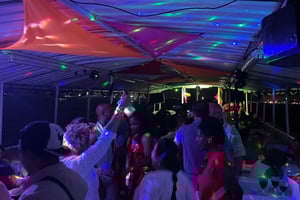 Cartagena: Wycieczka łodzią białą nocą z kolacją i otwartym barem