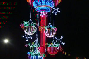 Lumières de Noël sur la rivière Medellín