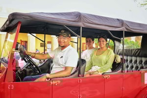 Tour della città in auto elettrica classica a Cartagena