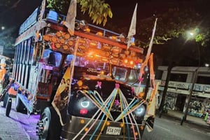 Medellín: Chiva Rumbera med guide, Mirador Las Palmas, Provenza och Calle 33