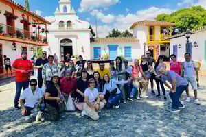 Kaupunkikierros Medellinissä Chivan tai teemapakettiauton kanssa