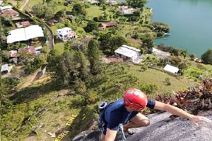 Arrampicata estrema a Guatapé la pietra