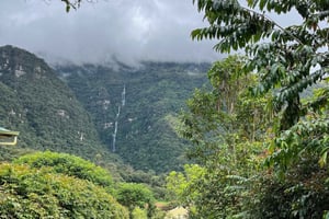 BOGOTA: Retki La Chorreraan, Kolumbian korkeimmalle vesiputoukselle.