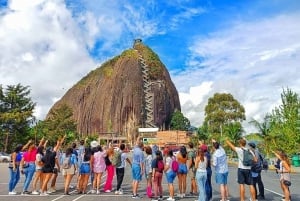 Medellin: Guatape-tour met boot, ontbijt, lunch en lama's