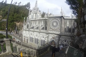 De Quito: Excursão de dia inteiro ao Santuário de Las Lajas e traslado ao hotel