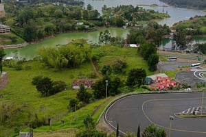 Elämysretki Guatapéen: luontoa, kulttuuria ja veneajelua oppaan kanssa