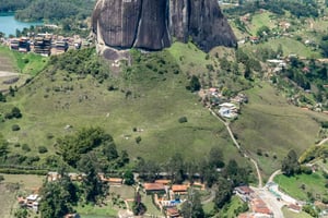 Guatapé: Vuelo panorámico en helicóptero sobre el embalse (6 minutos)