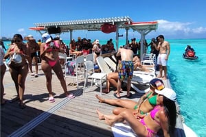 サン・アンドレスでDJとライブ音楽を楽しむイビサ島のフローティングバーへのツアーをお楽しみください