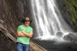 Jardín: Hesteridning med kaffevilla og foss