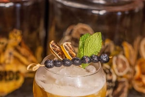 Lerne, wie du deinen besten karibischen Cocktail in Cartagena zubereitest.