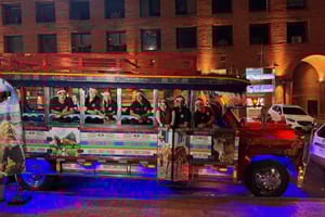 Medellin: Stadsvandring i julbelysning i ett temaresa fordon