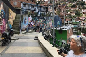 Medellin: Comuna 13 Graffiti Tour with Cable Car Ride