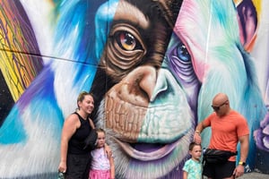 Medellín: Comuna 13 paikallisten opastuksella ja välipaloja