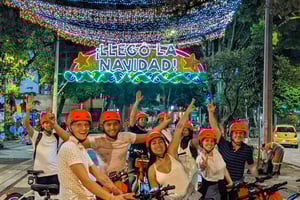 Medellín: Julebelysningstur på elsykkel med snacks og donasjon