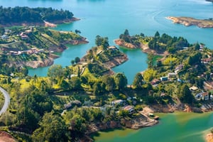 Medellín: Guatape, El Peñol och konstworkshop – privat dagsutflykt