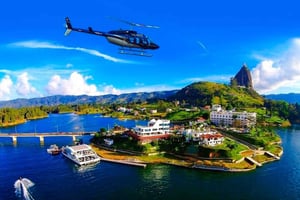 Medellín : visite privative de Guatapé avec hélicoptère et sortie en bateau