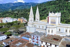 MEDELLIN: JARDININ KIERROS + ANDES (PANORAAMANÄKYMÄ) + KIRJOJEN KASVATUS