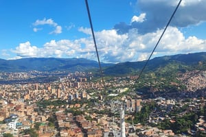 Medellín: Tour por Comuna 13, Parque Botero y metrocable con guía local