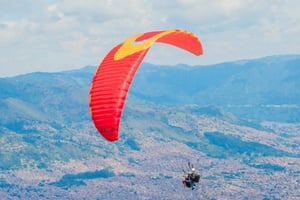 Paragliding över vackra Medellin