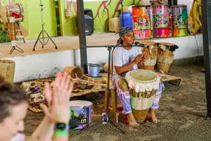 Clase de percusión y baile en La Boquilla
