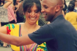 Salsa-Kurse in unserem Panorama-Zwischengeschoss mit lokalen Bieren