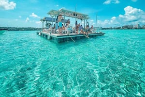 San Andrés : Ibiza Bar Flottant dans la Mer aux 7 Couleurs
