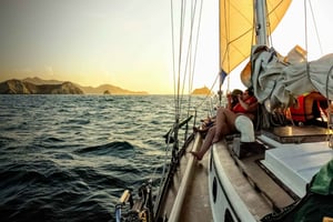 Baía de Santa Marta: Pôr do sol num barco à vela