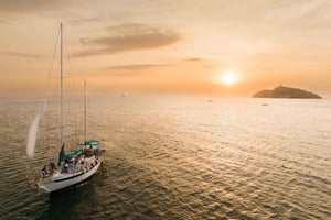 Fra Santa Marta: Seilbåttur i solnedgang med 2 drikkevarer