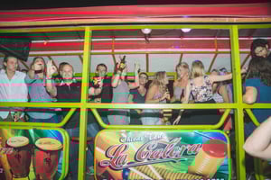 fest på gatan och partybuss