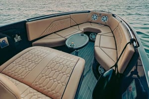 Auringonlaskun taikaa: venekierros ja henkeäsalpaavat näkymät