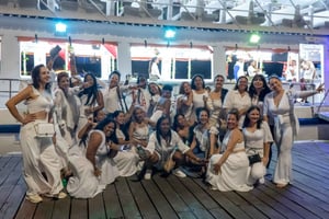 White Night Boat Party: Middagsbuffet, dans og åpen bar