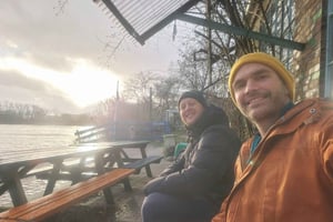 Pieni ryhmäkävelykierros kahvilla, kakuilla ja kulttuurilla