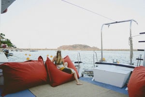 Estartit: Kreuzfahrt bei Sonnenuntergang mit Schnorcheln und einem Drink