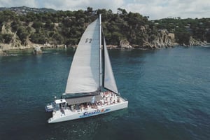 Lloret de Mar : Croisière en catamaran au coucher du soleil avec DJ et boissons