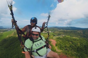 275 meters flygning med utsikt över Stilla havet och tropiska skogar